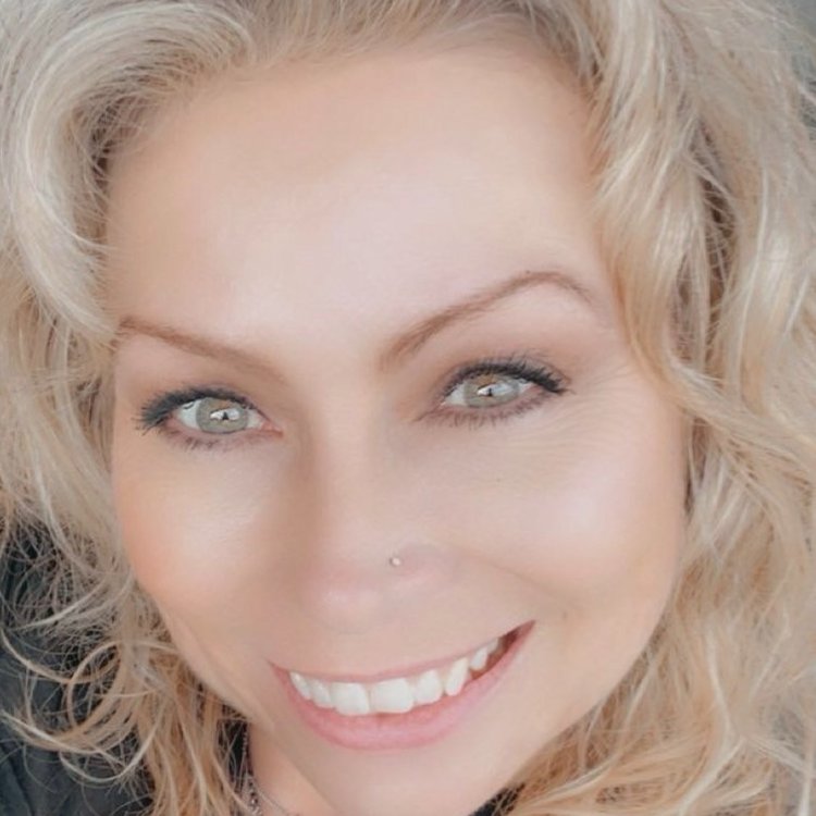 Michelle+Harrison+Headshot Hallie Lee
